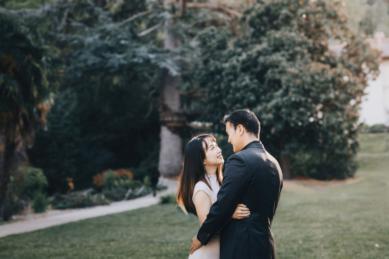 Intimate garden engagement session at Montalvo Arts Center in the Bay Area by SlowMo Studio