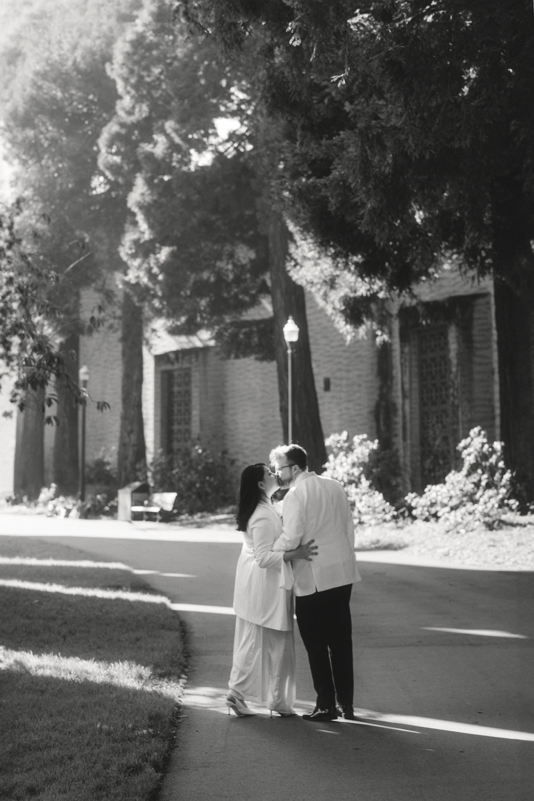 Wedding couple on the balcony of San Francisco City Hall by SlowMo Studio