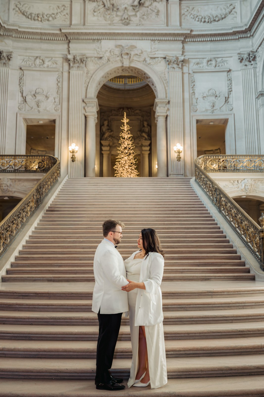 Couple at the Palace of Fine Arts with soft evening light in San Francisco by SlowMo Studio